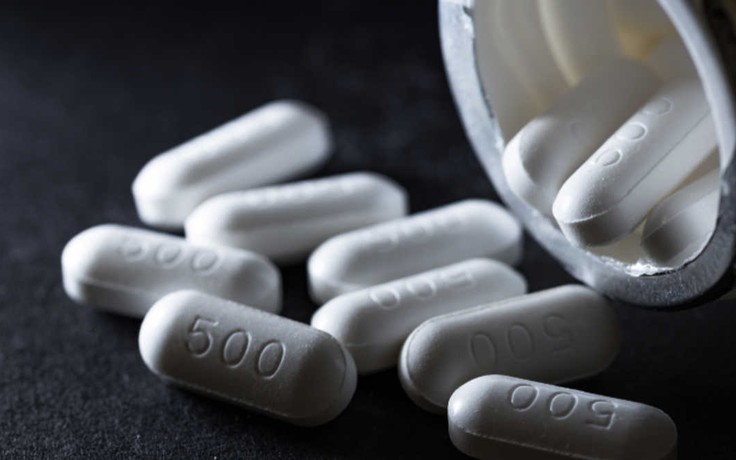 Bác sĩ ơi: Cho trẻ uống thuốc hạ sốt thế nào là đúng và đủ liều?