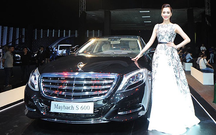 Chân dài 'sang chảnh' bên dàn xe Mercedes mới toanh