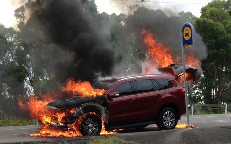 Ford Everest 2015 bỗng dưng bốc cháy khi phóng viên lái thử