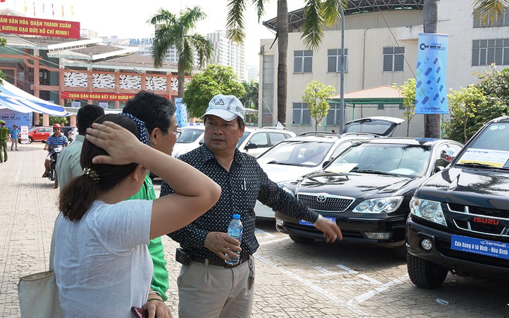 Người Hà Nội ra ‘chợ’ sắm xe hơi