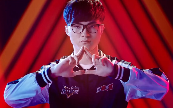 LMHT: Faker đóng video quảng cáo 'ăn snack gánh team'