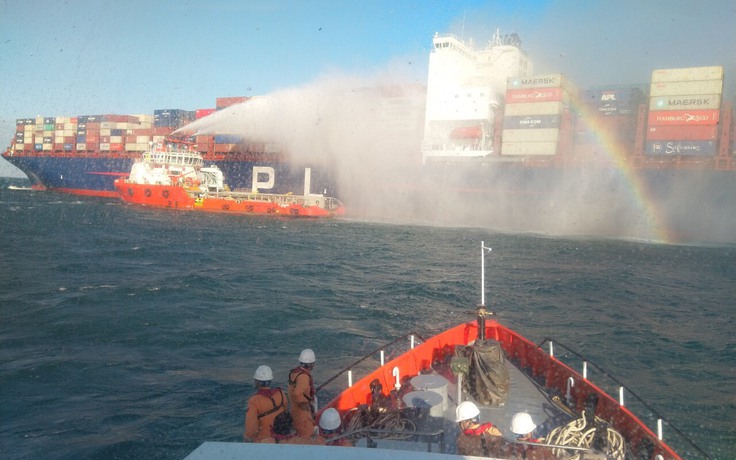 Đoàn cứu hộ ứng phó Hà Lan tiếp cận tàu hàng Singapore bị cháy