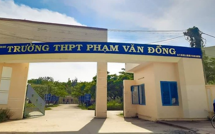 [NGÀY KHAI TRƯỜNG] Cựu học sinh trao tiền khuyến học cho học sinh năm học mới