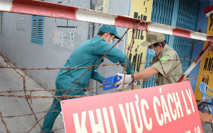 Xét nghiệm Covid-19 hộ gia đình nhân viên bốc xếp sân bay Tân Sơn Nhất, phát hiện 2 mẹ con nghi nhiễm