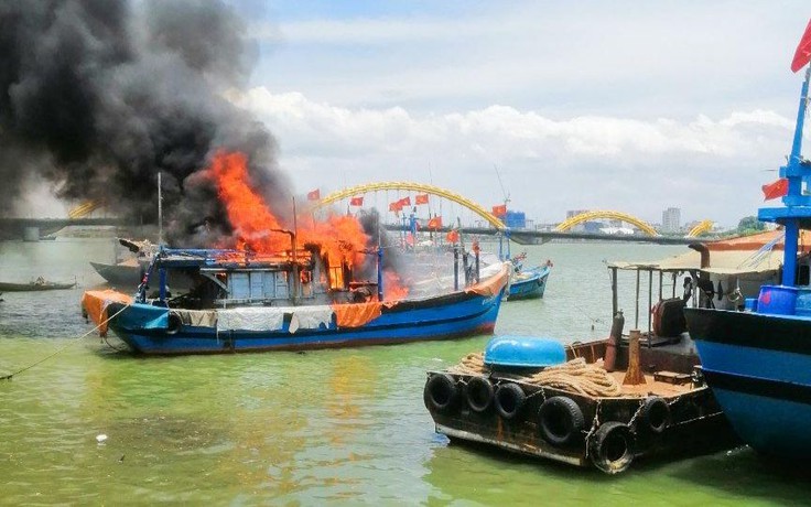Đà Nẵng: Hai tàu cá bốc cháy dữ dội khi đang neo đậu trên sông Hàn