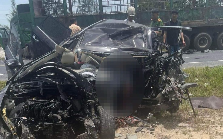 Tai nạn nghiêm trọng ở Quảng Bình: Ô tô va chạm xe đầu kéo, 2 người tử vong