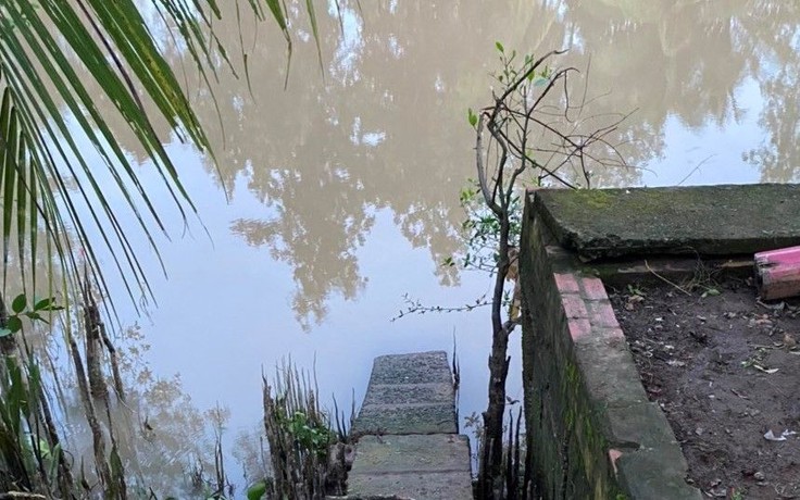 Vĩnh Long: Hai bé trai 5 tuổi đuối nước ở con sông trước nhà