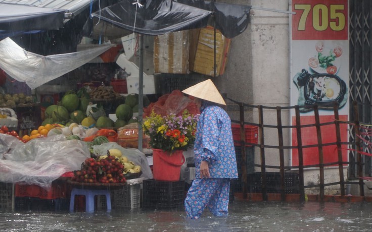 Mưa lớn kéo dài, nhiều nơi ở TP.Nha Trang ngập sâu
