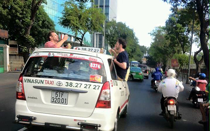 Tây 'ba lô' vô tư nhậu trên…nóc taxi đang chạy
