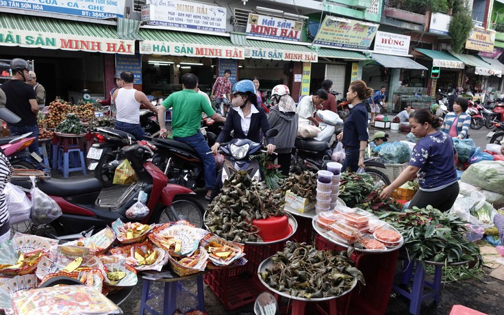 Tết Đoan Ngọ: Người Sài Gòn nô nức mua bánh ú, diệt sâu bọ