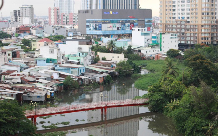 Cầu xây xong rào kẽm gai, cấm dân chung cư ở Sài Gòn sử dụng