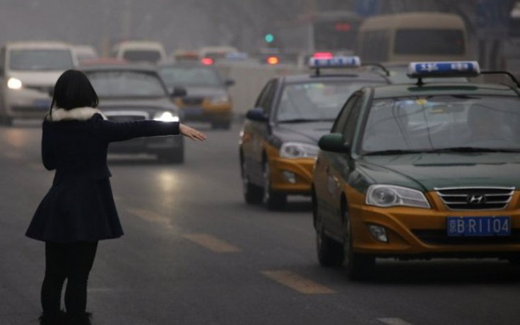 Phụ nữ đi taxi ban đêm: Những điều cần thuộc để chống cướp, an toàn