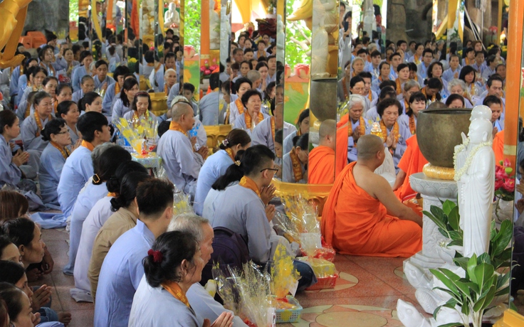 Người Sài Gòn đi chùa lễ Vu lan chật kín, cầu bình an cho cha mẹ