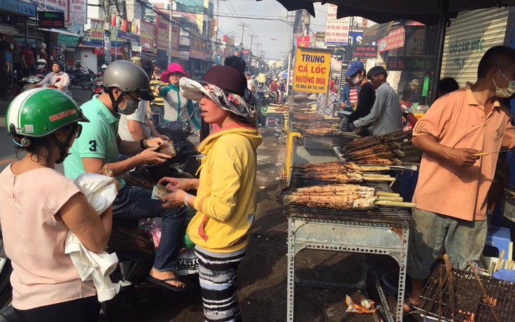 Phố cá lóc nướng chật kín, heo quay giá tăng vẫn 'cháy' hàng ngày vía Thần Tài