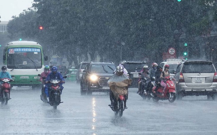 Sài Gòn bất ngờ xuất hiện mưa lớn kèm sấm chớp