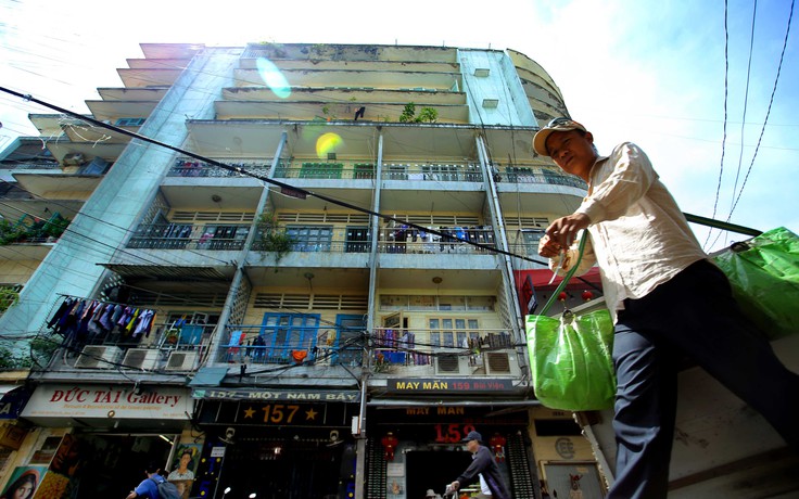 Cận cảnh 2 chung cư có thể sập bất kỳ lúc nào ở trung tâm Sài Gòn