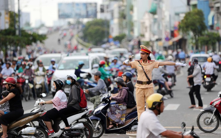 Nữ CSGT xinh đẹp xuống phố cầm loa điều tiết khiến nhiều người ngước nhìn