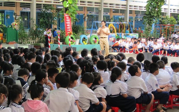 CSGT TP.HCM tặng mũ bảo hiểm cho học sinh tiểu học ở Bình Chánh