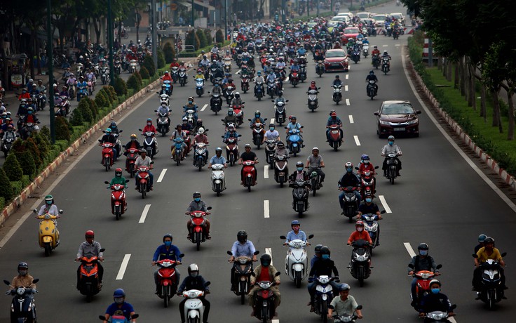 Người Sài Gòn lao xe máy bạt mạng vào làn ô tô đường Phạm Văn Đồng: 'Do vội!’