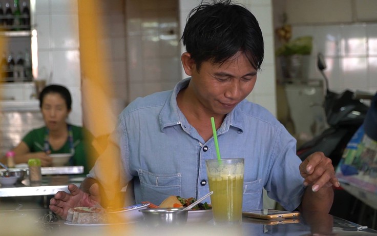 Trung niên Sài Gòn 'mê ăn vặt' ở nước mía Sương Nguyệt Anh gần nửa thế kỷ