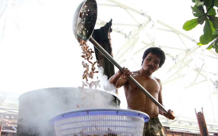 'Lực sĩ' Sài Gòn: Cơ bụng 6 múi nhờ vớt nửa tấn đậu phộng luộc mỗi ngày