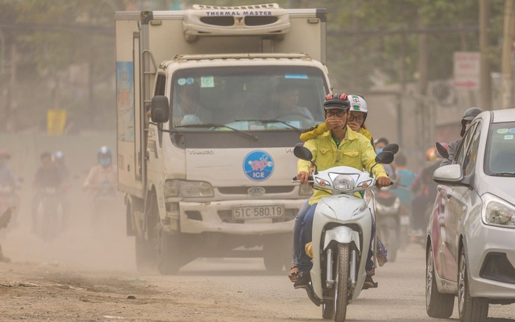 Vì sao bầu trời TP.HCM liên tục xuất hiện màu trắng đục?