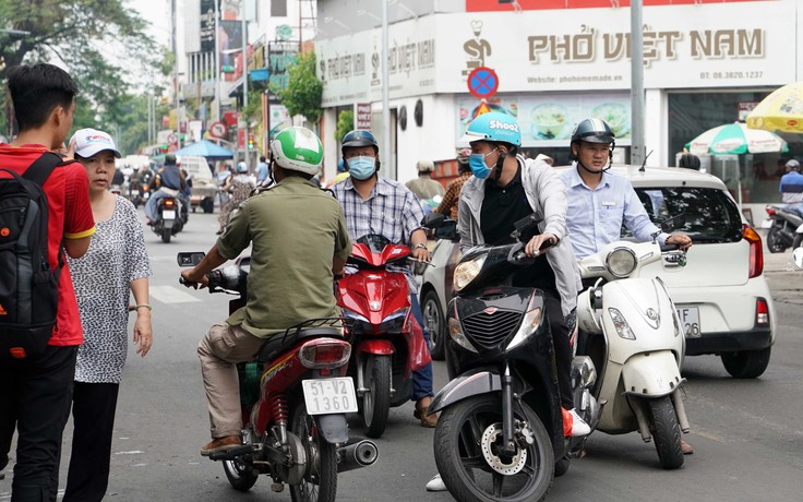 CSGT đóng chốt phạt xe ngược chiều: Cả đường náo loạn; 'công an kìa, quay đầu lại!'