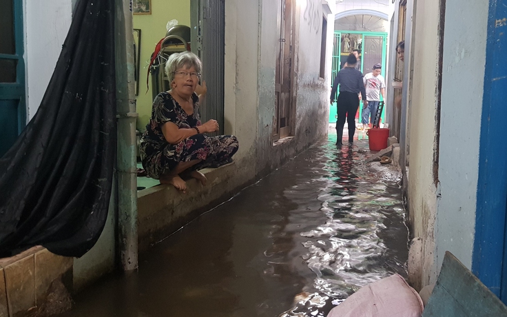 Hẻm Sài Gòn bị ngập suốt 2 tháng trời: Chịu không thấu vì mùi hôi, bệnh tật