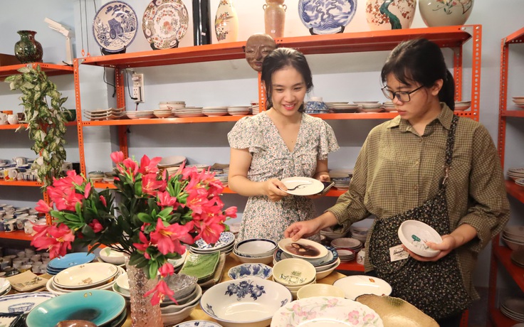 Người Sài Gòn thích thú mua gốm Nhật cân ký, giá 80.000 đồng/kg