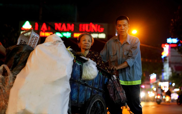 Rưng rưng chàng trai hiếu thảo đẩy mẹ già U.80 đi nhặt ve chai khắp Sài Gòn