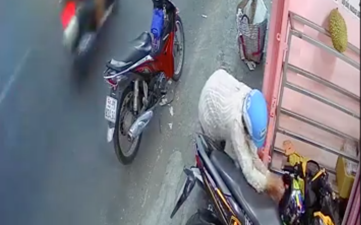 VIDEO: Gần Tết, trộm từ mũ bảo hiểm, bịch thịt heo đến đôi dép cũng không chừa