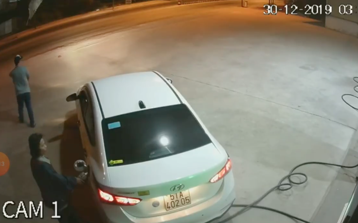 [VIDEO] Tài xế ô tô gắn biển số giả, đổ đầy bình xăng xong... bỏ chạy