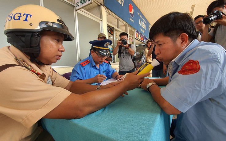 CSGT thổi nồng độ cồn trong Bến xe Miền Đông: Tài xế không dám uống vì 'cần câu'