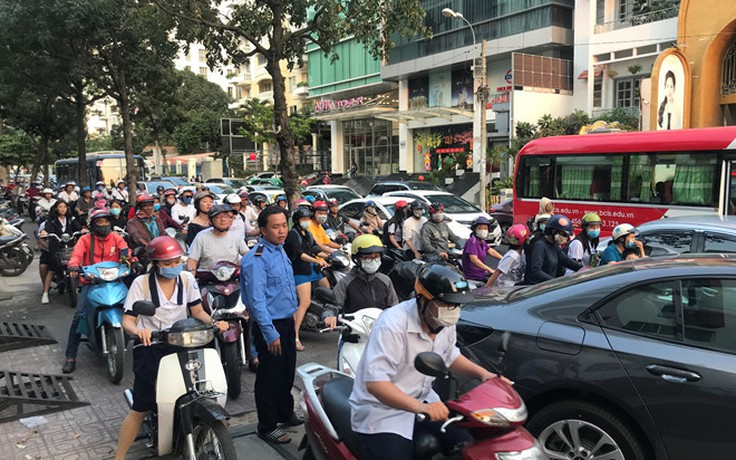 Giao thông, kẹt xe TP.HCM sáng 16.1: Quanh sân bay Tân Sơn Nhất rối loạn