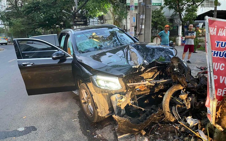 Xe Mercedes tông GrabBike: Tài xế GrabBike chết, nữ tiếp viên hàng không bị thương nặng