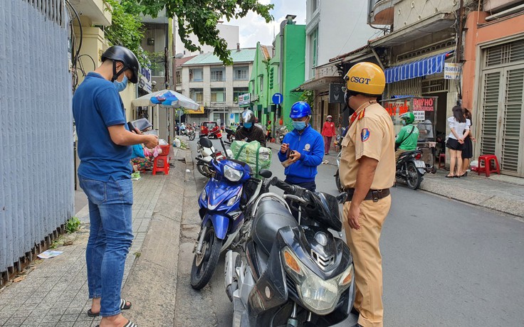 Đi ngược chiều, thấy CSGT nhốn nháo bảo nhau: 'Ê, công an, quay đầu xe'