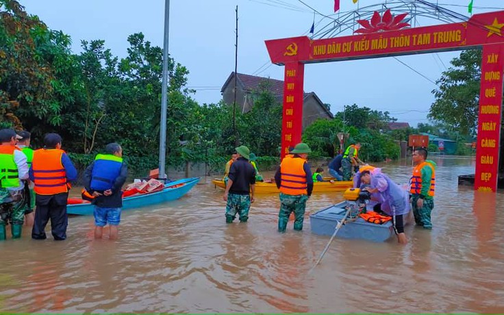 Giữa biển nước miền Trung, ấm lòng thuyền cứu trợ mọi miền gửi đến giúp đồng bào