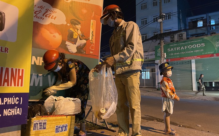 Sau Tết thất nghiệp vì dịch Covid: Vợ chồng, con cái lên Sài Gòn xuyên đêm nhặt ve chai