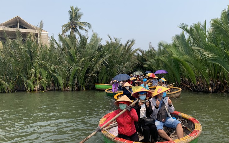 'Cháy' tour lễ 30.4, du khách đi chơi thế nào để an toàn?