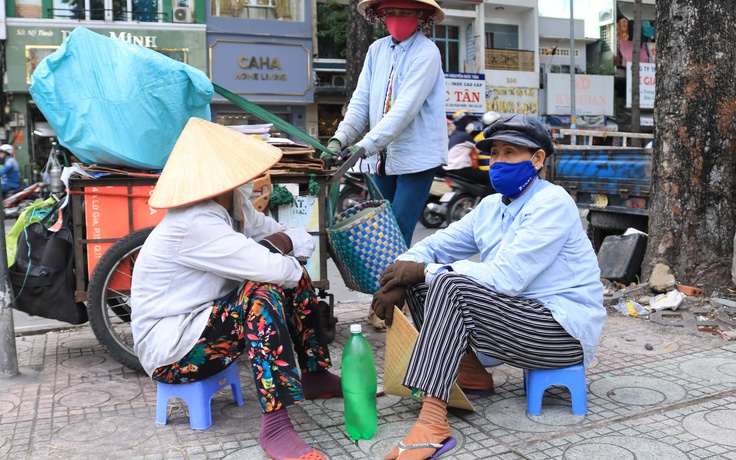 Covid-19 bùng phát ở TP.HCM: Đến Sài Gòn nhặt ve chai, ăn rau luộc hay xôi cầm chừng