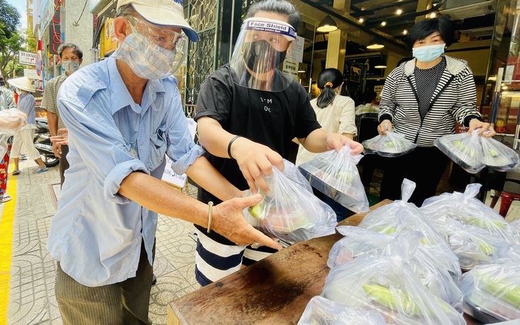 TP.HCM bùng phát dịch Covid-19: Người Sài Gòn vẫn luôn hào hiệp ‘ở đây tặng cơm gà’