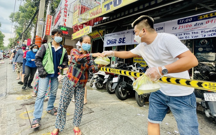 Dịch Covid-19 bùng phát: Việt kiều Mỹ tặng cơm, người nghèo Sài Gòn xếp hàng thẳng tắp