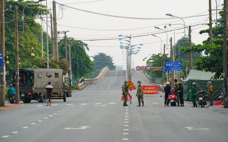 Quân đội hỗ trợ kiểm soát giãn cách: Nhiều đường phố TP.HCM vắng lặng, các chốt không đông