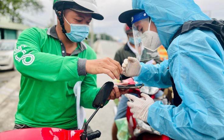 Người dân đi lại TP.HCM – Bình Dương: Tiêm 2 mũi vắc xin vẫn quay đầu do thiếu xét nghiệm
