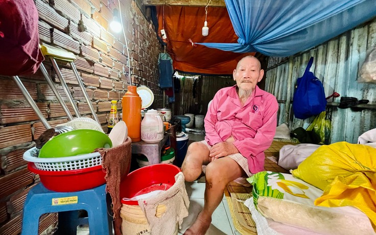 Xóm ve chai giữa Sài Gòn: Những ông bà cụ từng là F0 'bật dậy' sáng tối kiếm sữa cho cháu