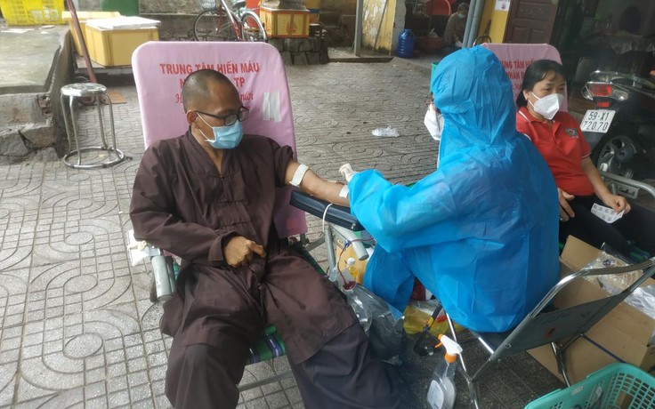 Tăng ni, Phật tử ở TP.HCM hiến máu cứu người sau giãn cách xã hội