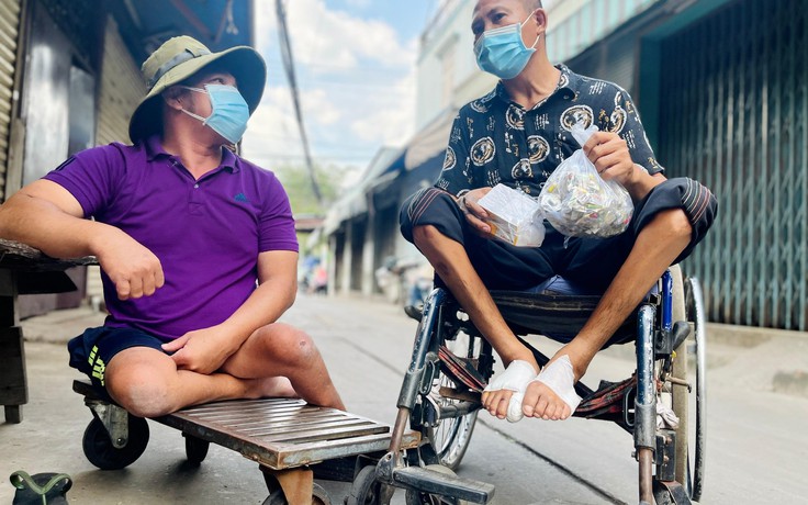 Xóm vé số người khuyết tật ở Sài Gòn: Về quê sau dịch Covid-19 thì tiền đâu sống?