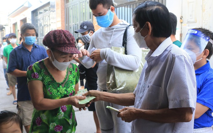 Chủ nhà trọ Sài Gòn cầm cọc tiền 120 triệu phát cho người thuê 'để dành ăn Tết'