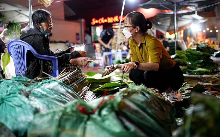 Sát Tết Nhâm Dần: Nửa đêm, người Sài Gòn nườm nượp chợ lá dong để nấu bánh chưng