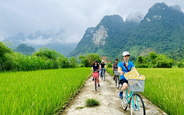Thử một lần đạp xe quanh ruộng lúa xanh rì giữa núi non ‘quên hết ưu phiền’